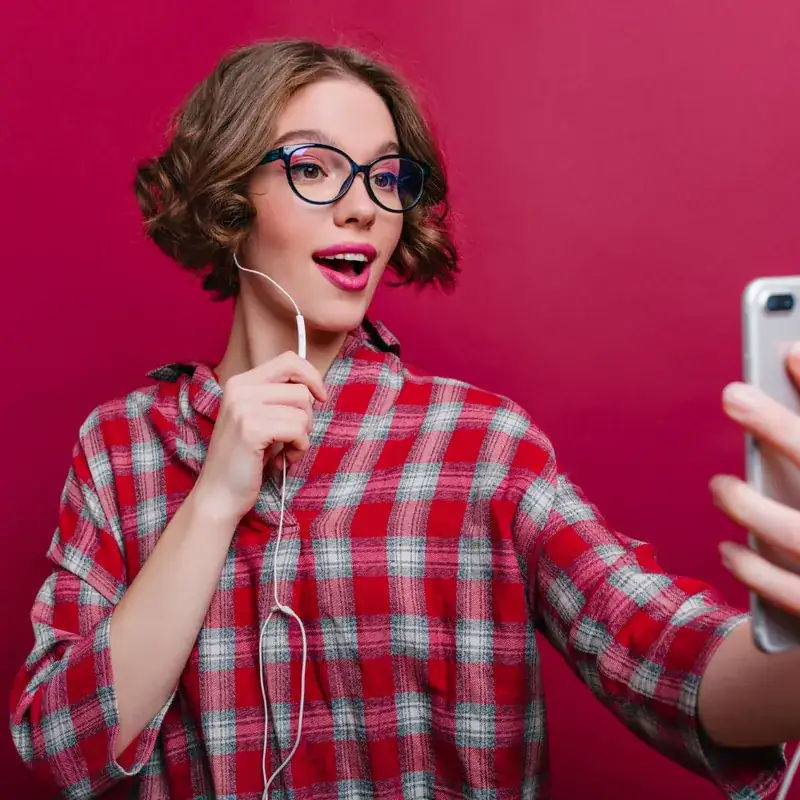 Telefon nagrywający wideo marketingowe - wizualizacja strategii TAYA i content marketingu